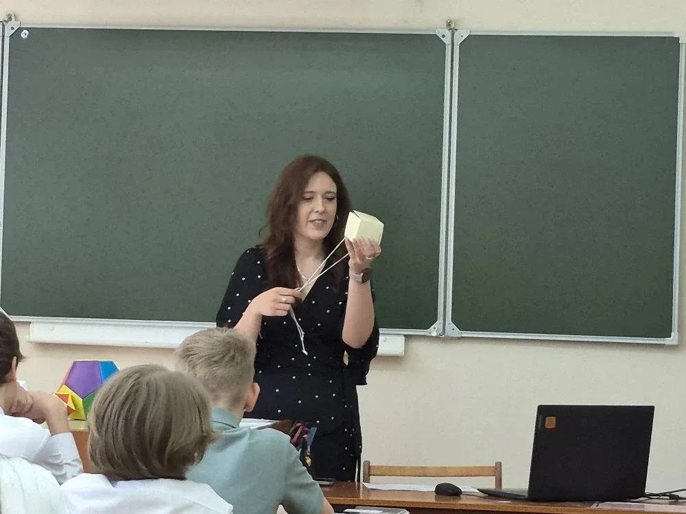 🧩 Математика — это не скучно. Это объёмно!  Сегодня на уроке Дарья Александровна Лесихина доказывала
