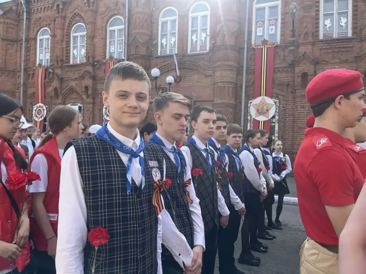 День Победы не забыть, Будем помнить, будем чтить. Это родина моя, Не гордиться ей нельзя. Подвиги р