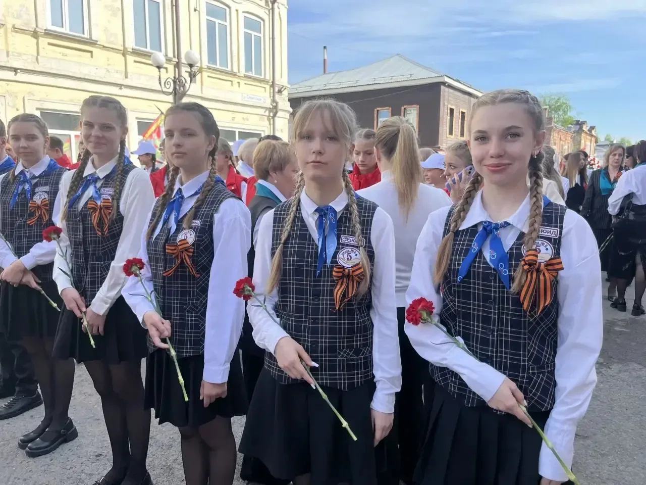 День Победы не забыть, Будем помнить, будем чтить. Это родина моя, Не гордиться ей нельзя. Подвиги р