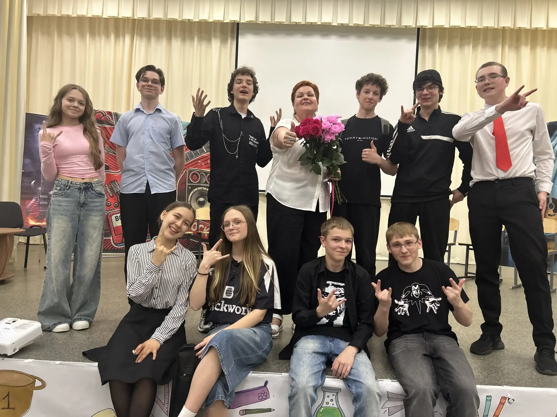 🎭 Сегодня в нашей школе прошла премьера спектакля театральной студии «Вдохновение» — «Я — против». З