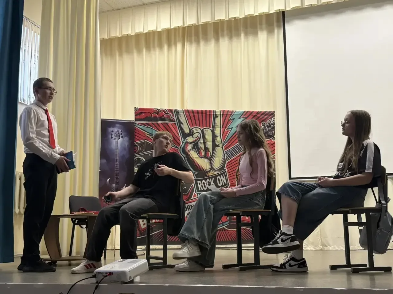 🎭 Сегодня в нашей школе прошла премьера спектакля театральной студии «Вдохновение» — «Я — против». З