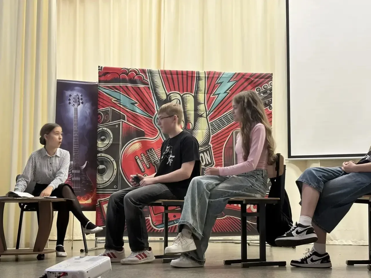🎭 Сегодня в нашей школе прошла премьера спектакля театральной студии «Вдохновение» — «Я — против». З