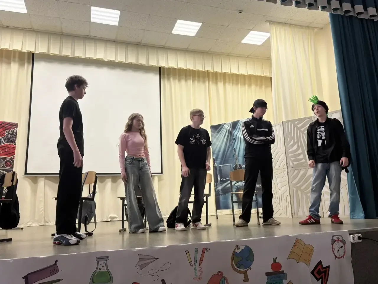 🎭 Сегодня в нашей школе прошла премьера спектакля театральной студии «Вдохновение» — «Я — против». З