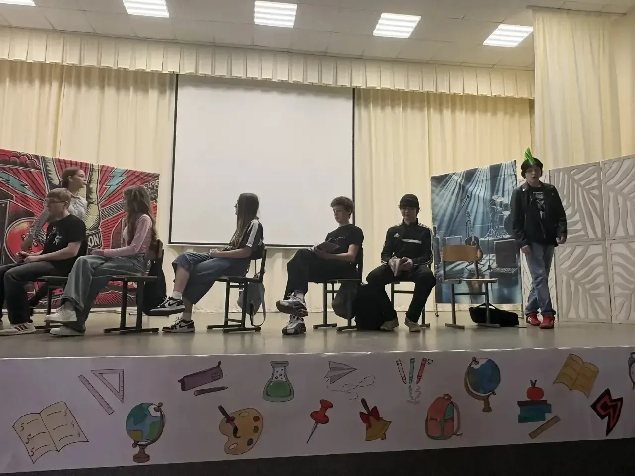 🎭 Сегодня в нашей школе прошла премьера спектакля театральной студии «Вдохновение» — «Я — против». З
