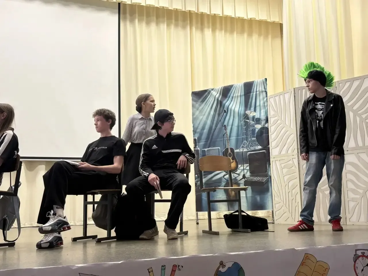 🎭 Сегодня в нашей школе прошла премьера спектакля театральной студии «Вдохновение» — «Я — против». З
