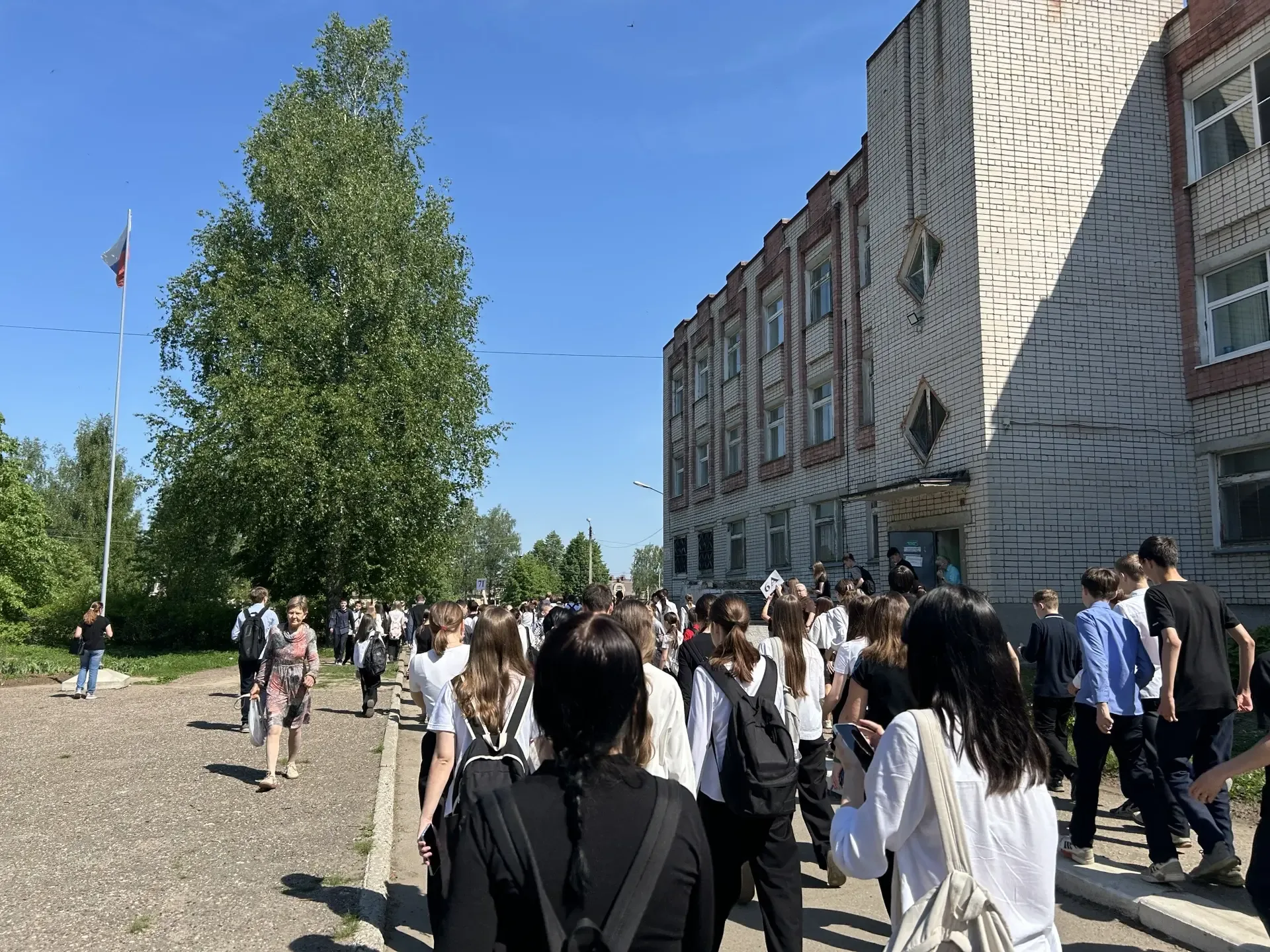 🔥 Сегодня в нашей школе прошла плановая учебная эвакуация. Все ученики и сотрудники школы приняли уч