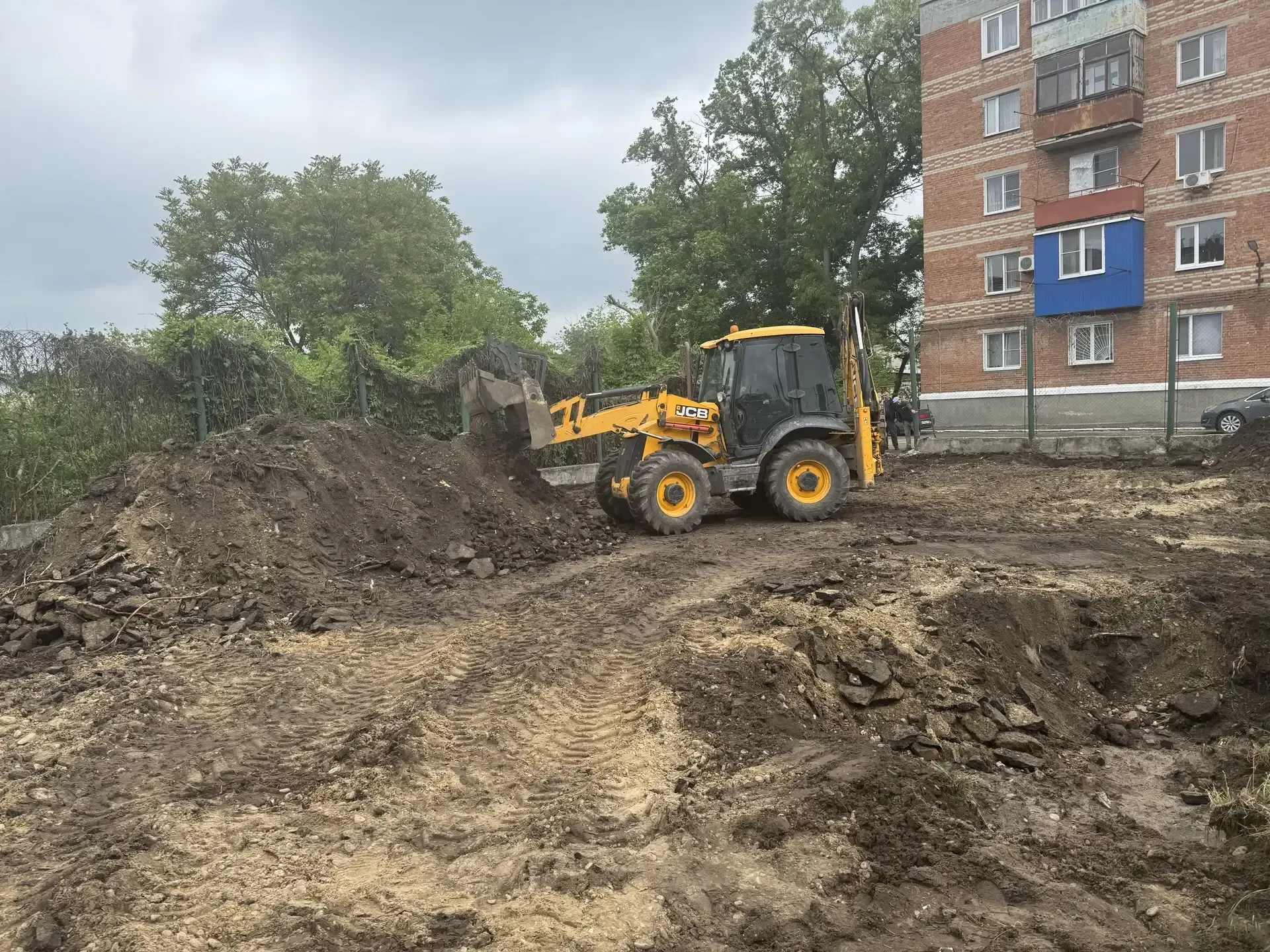 🎠 В Кропоткине строят детскую площадку   На месте старой игровой зоны по улице Пушкина, 45 будет воз