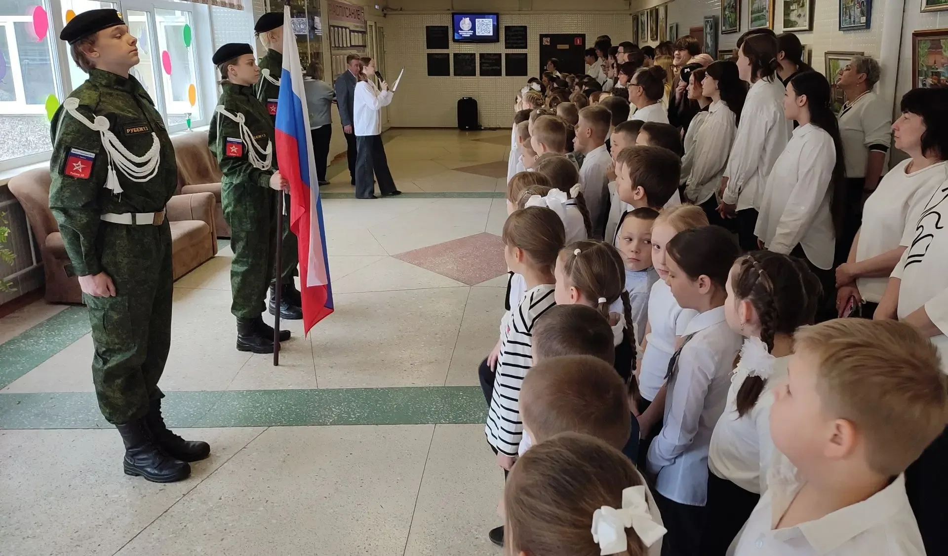 🇷🇺 Новая учебная неделя в гимназии традиционно началась с торжественной линейки: выноса Государствен