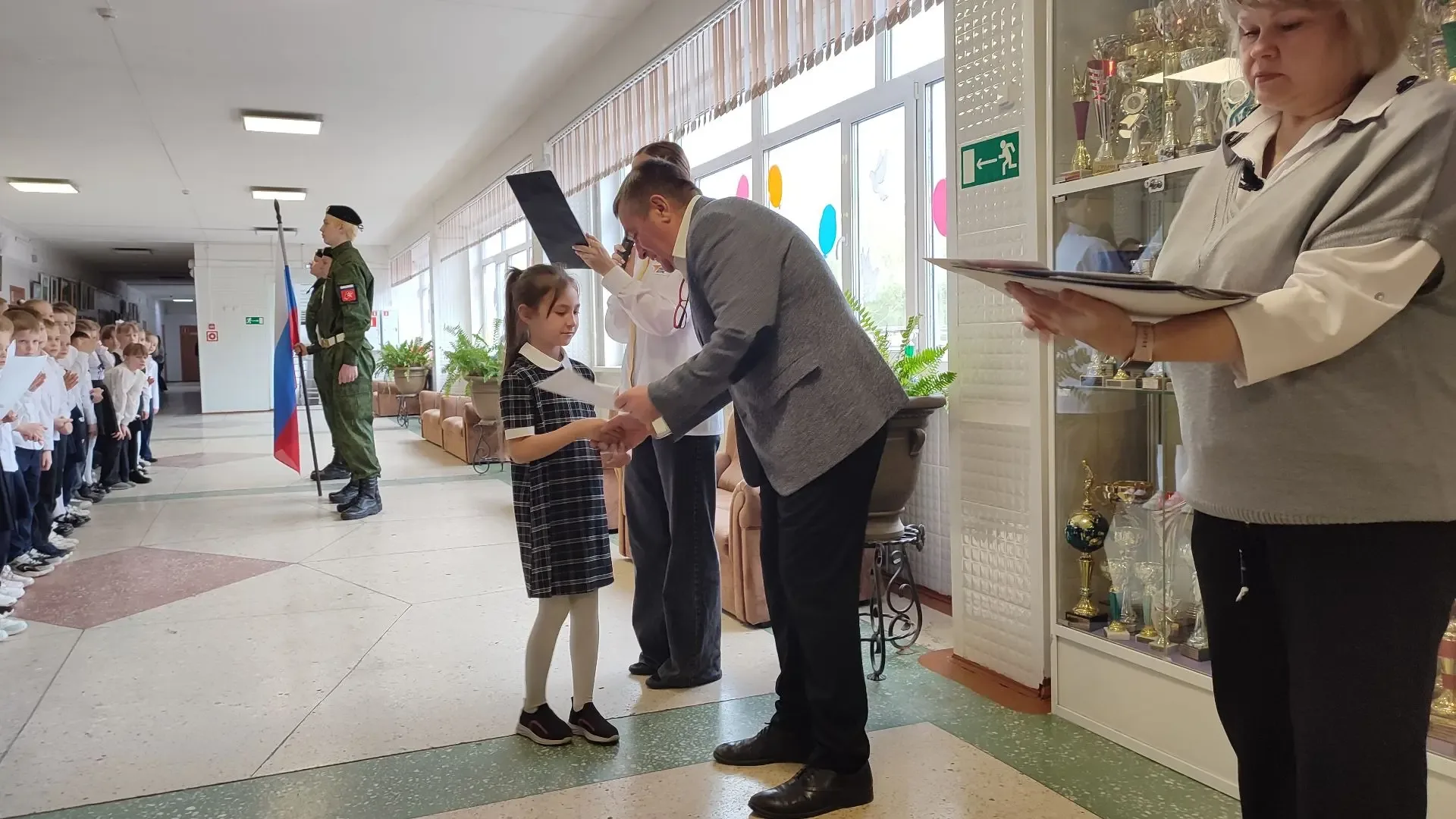 🇷🇺 Новая учебная неделя в гимназии традиционно началась с торжественной линейки: выноса Государствен