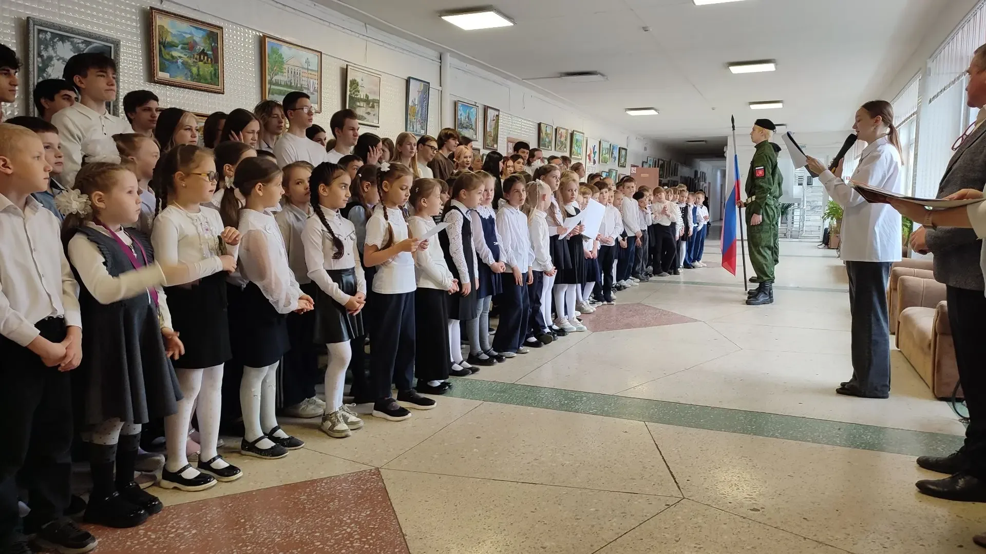 🇷🇺 Новая учебная неделя в гимназии традиционно началась с торжественной линейки: выноса Государствен