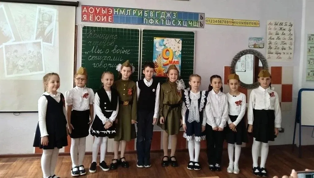 🕊 В нашей гимназии прошёл традиционный конкурс чтецов «Мы о войне стихами говорим», посвящённый Побе