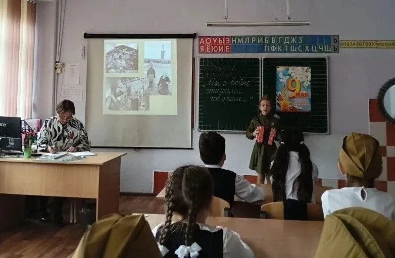 🕊 В нашей гимназии прошёл традиционный конкурс чтецов «Мы о войне стихами говорим», посвящённый Побе