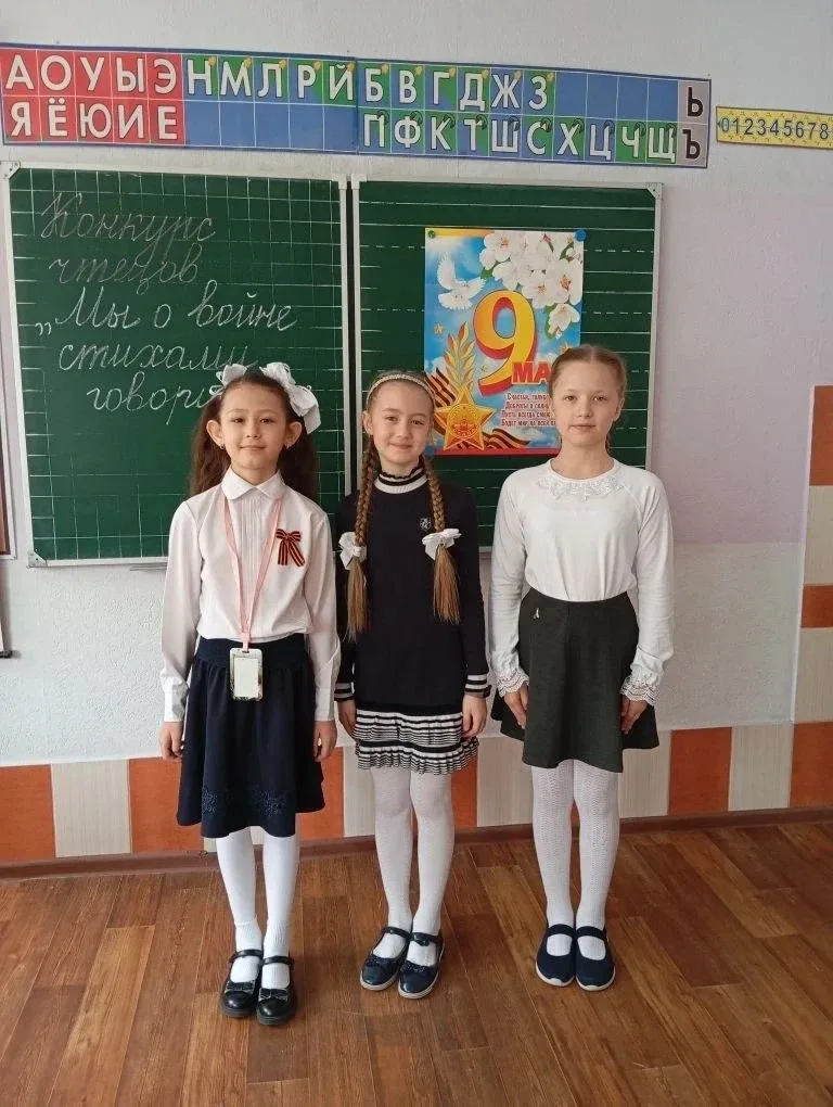 🕊 В нашей гимназии прошёл традиционный конкурс чтецов «Мы о войне стихами говорим», посвящённый Побе
