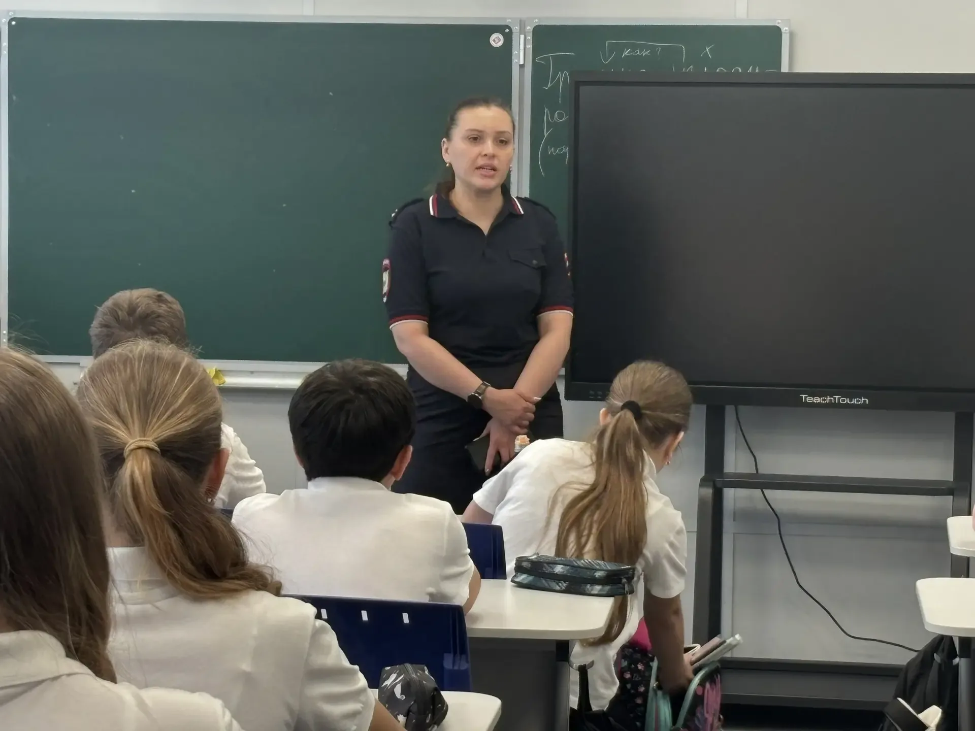 👮‍♀️ Встреча с инспектором ПДН в полицейском классе школы № 101 В нашей школе продолжается активная 