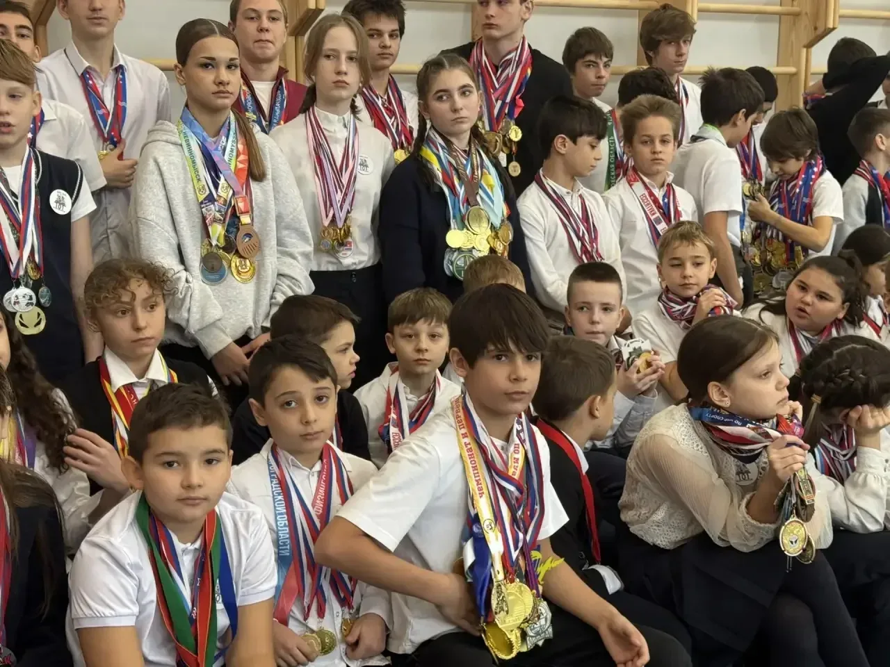 Спортивный дух нашей школы на высоте! 🏐⚽️  Вчера в нашей школе состоялось торжественное открытие рай