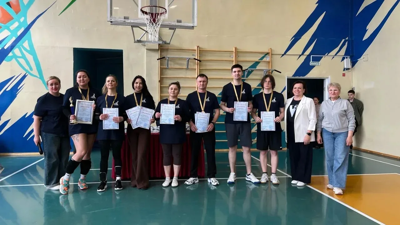 Сегодня в нашей школе прошёл ежегодный «Кубок Содружества», в котором участвовали команды Лангепасск