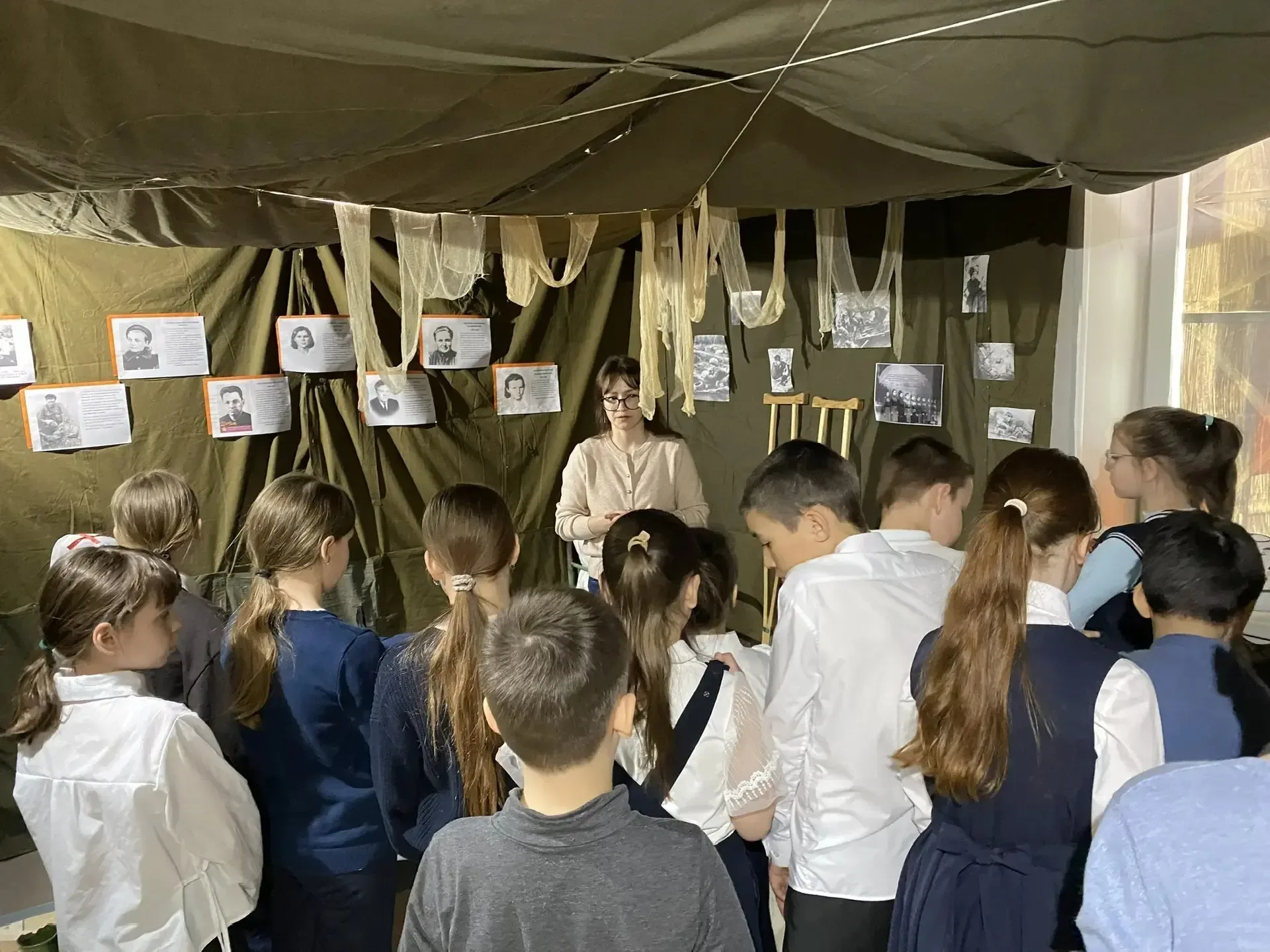 Шаги истории: 4 «Б» в Музейно-выставочном центре  🇷🇺В преддверии Дня Победы, 6 мая, ученики 4 «Б» кл
