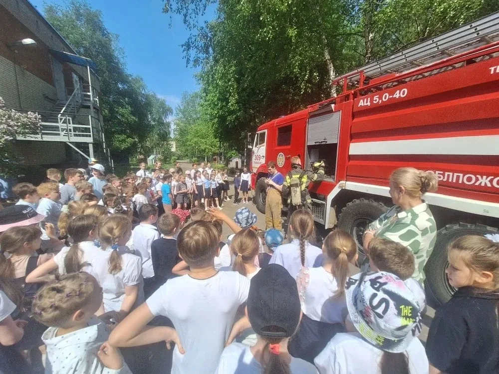 🚒 К нам приехала настоящая пожарная машина! У младших школьников ШО-3 событие — во двор школы заехал