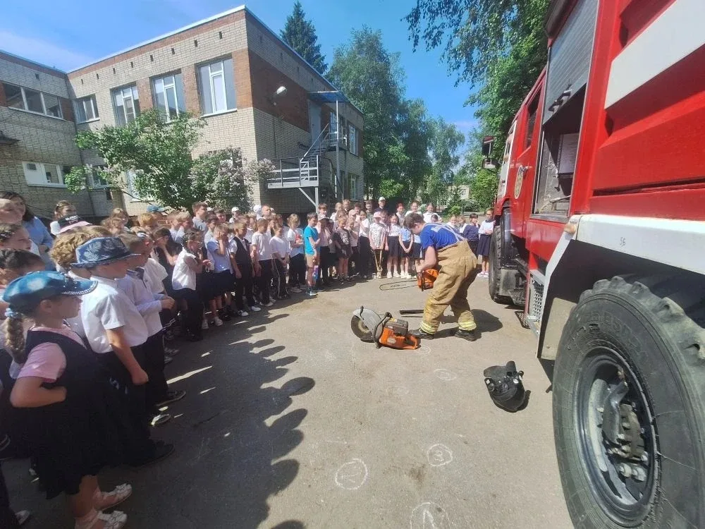 🚒 К нам приехала настоящая пожарная машина! У младших школьников ШО-3 событие — во двор школы заехал