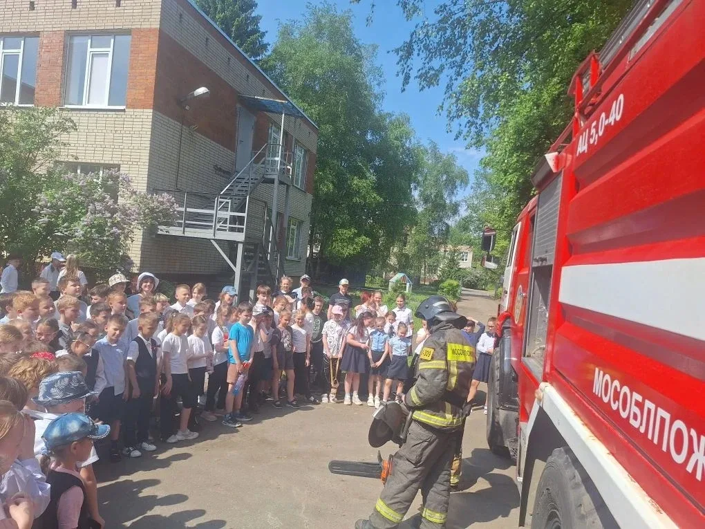 🚒 К нам приехала настоящая пожарная машина! У младших школьников ШО-3 событие — во двор школы заехал