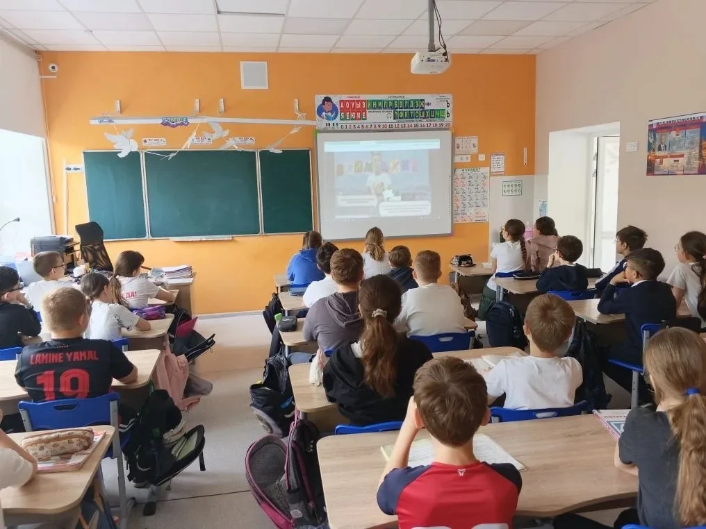 🇷🇺18.05.2026🇷🇺 Утро в гимназии   началось с доброй традиции, объединяющей всех — от первоклассников 
