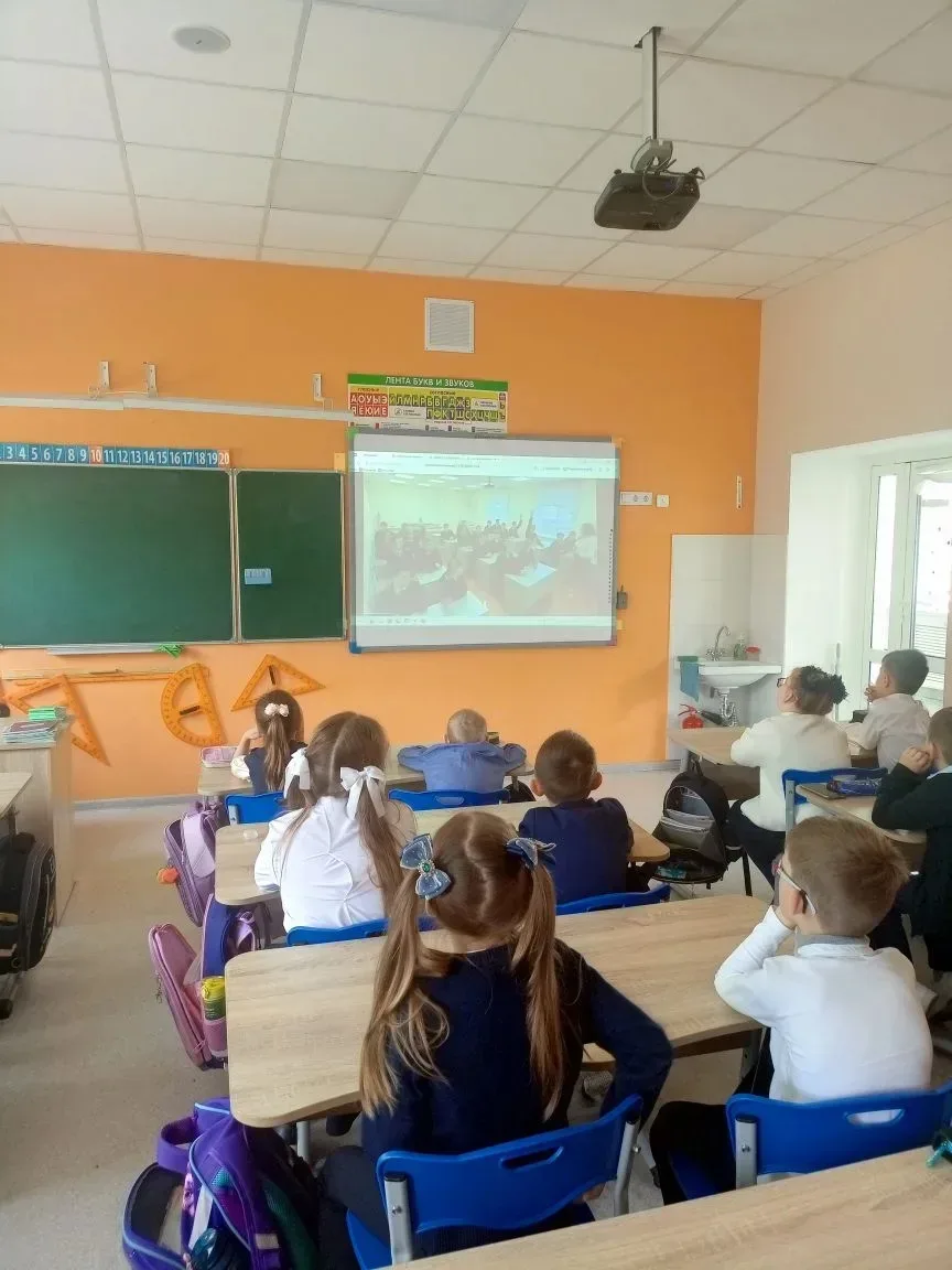 🇷🇺18.05.2026🇷🇺 Утро в гимназии   началось с доброй традиции, объединяющей всех — от первоклассников 