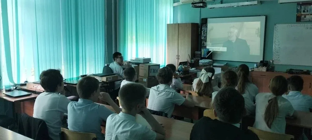 🇷🇺18.05.2026🇷🇺 Утро в гимназии   началось с доброй традиции, объединяющей всех — от первоклассников 