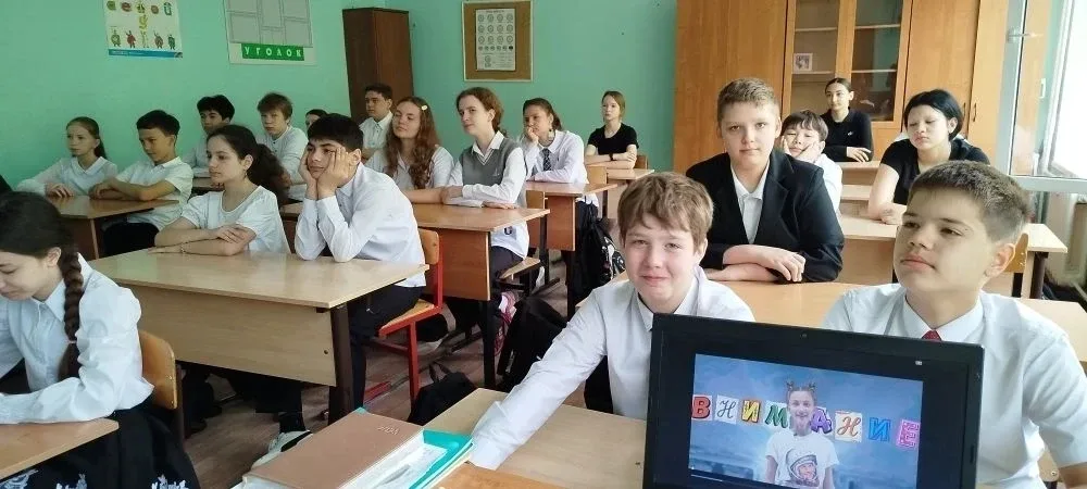 🇷🇺18.05.2026🇷🇺 Утро в гимназии   началось с доброй традиции, объединяющей всех — от первоклассников 