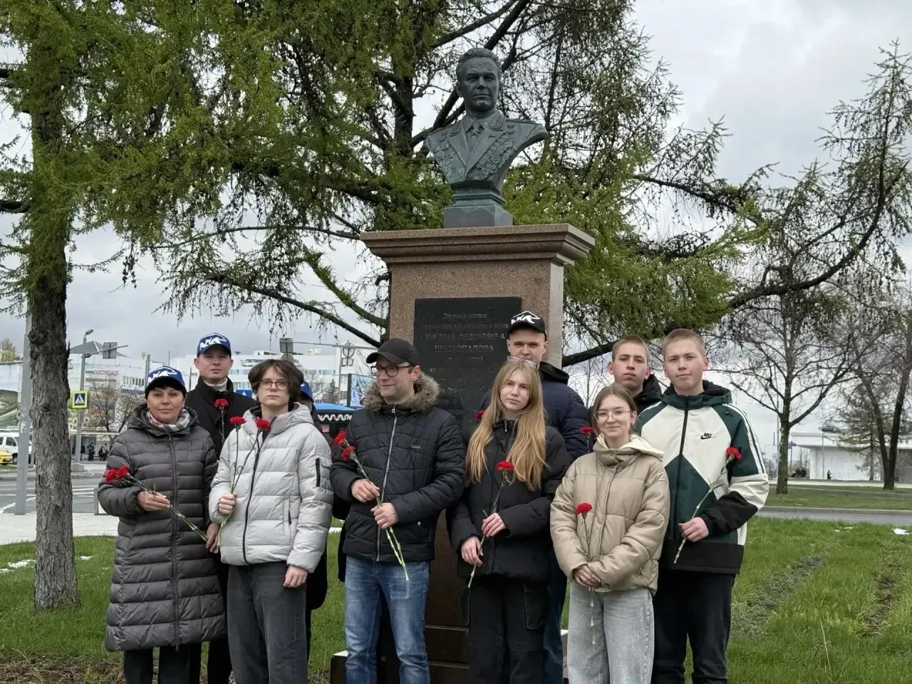 Сохраняем историю вместе!  🕊️ Накануне Дня Победы наши волонтёры из отряда «2000 добрых дел» присоед