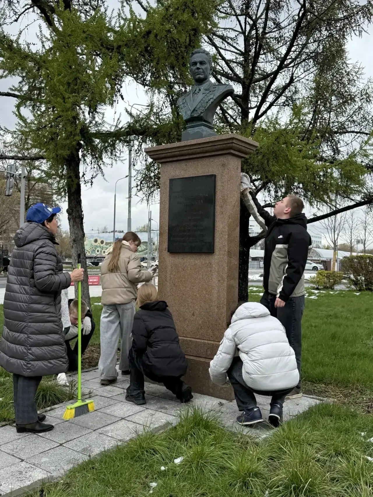 Сохраняем историю вместе!  🕊️ Накануне Дня Победы наши волонтёры из отряда «2000 добрых дел» присоед