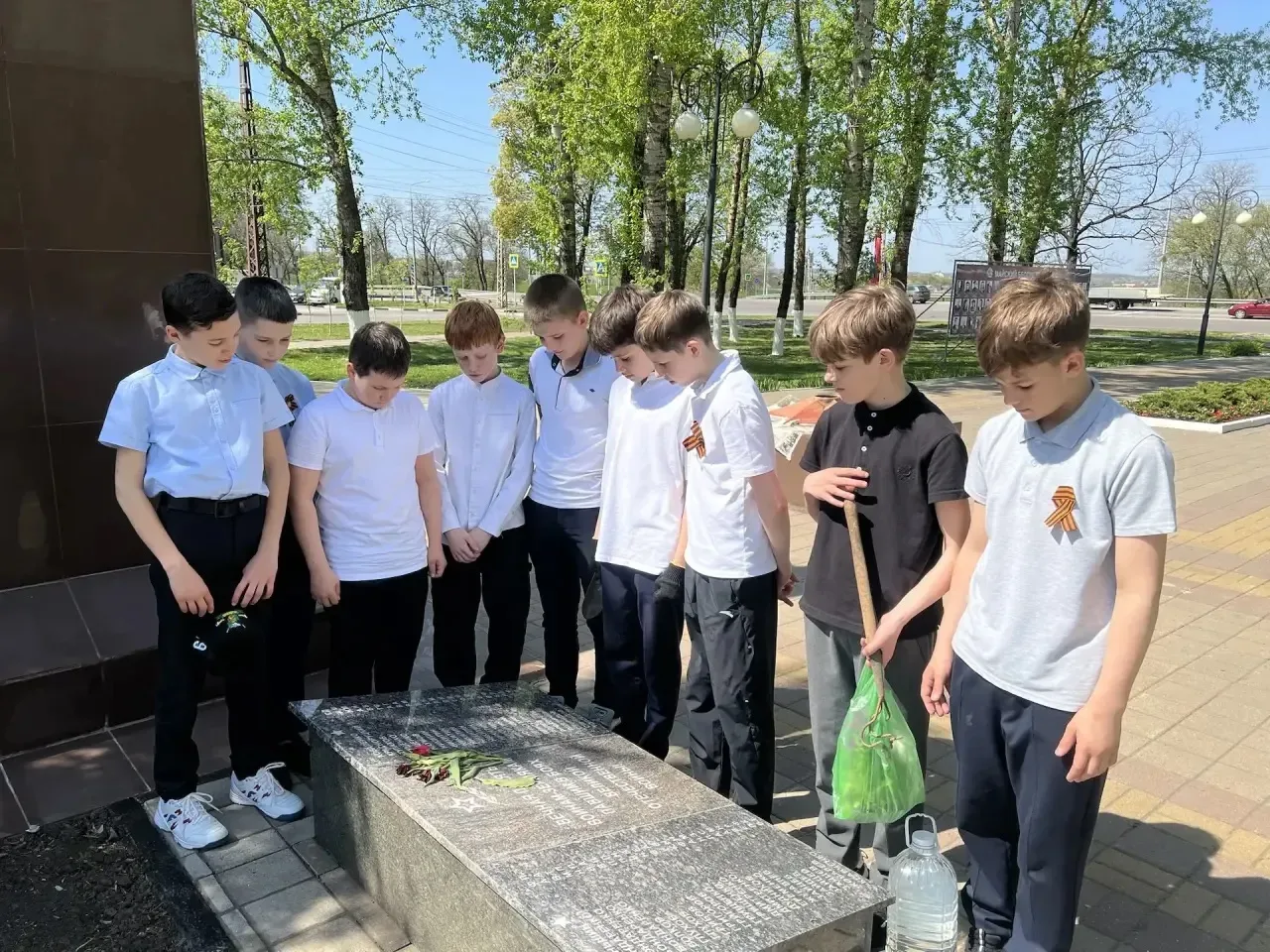 🌺 Память в сердце, забота в делах: «Алая гвоздика» в нашей гимназии  Наши обучающиеся приняли участи