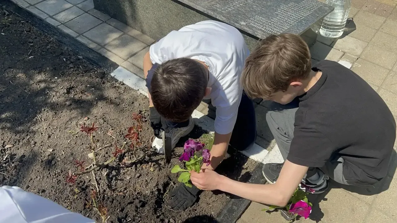 🌺 Память в сердце, забота в делах: «Алая гвоздика» в нашей гимназии  Наши обучающиеся приняли участи