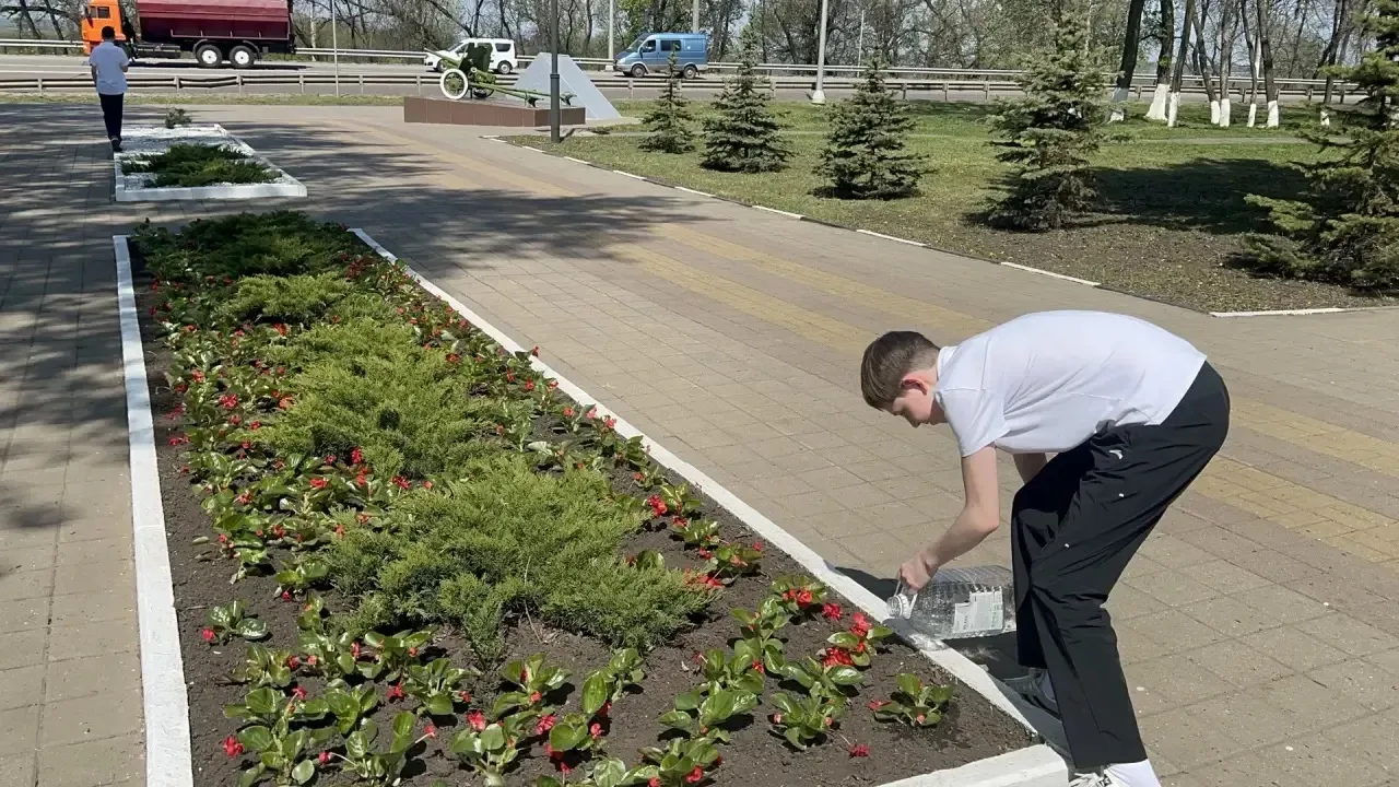 🌺 Память в сердце, забота в делах: «Алая гвоздика» в нашей гимназии  Наши обучающиеся приняли участи