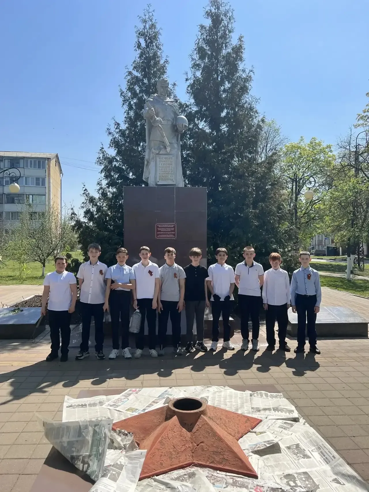 🌺 Память в сердце, забота в делах: «Алая гвоздика» в нашей гимназии  Наши обучающиеся приняли участи