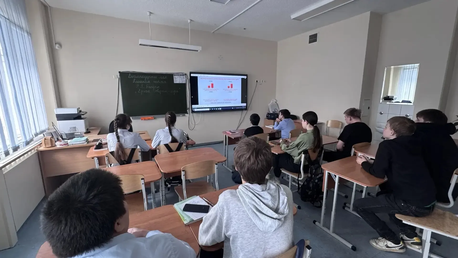 Профилактика вейпинга: ⚠️беседа старшеклассников с младшими учениками  Учащиеся 8 «З» и 8 «Д» классо