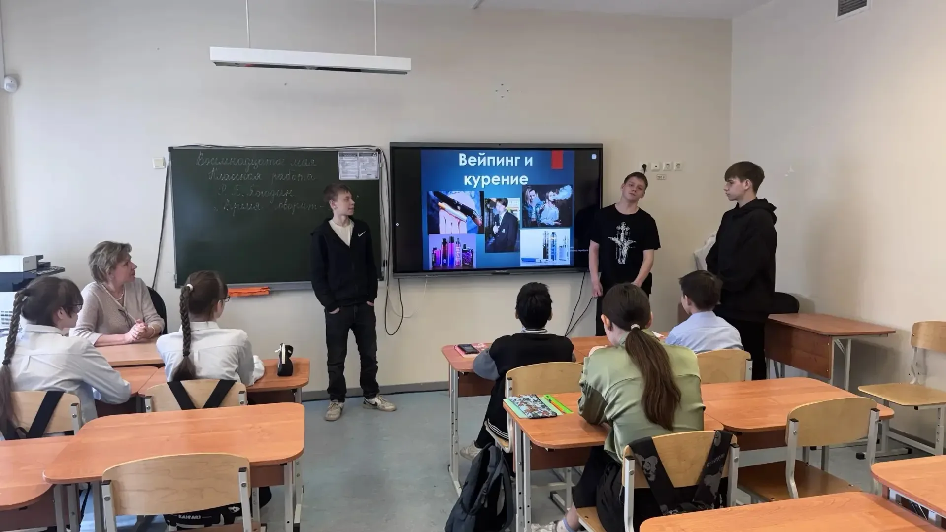 Профилактика вейпинга: ⚠️беседа старшеклассников с младшими учениками  Учащиеся 8 «З» и 8 «Д» классо