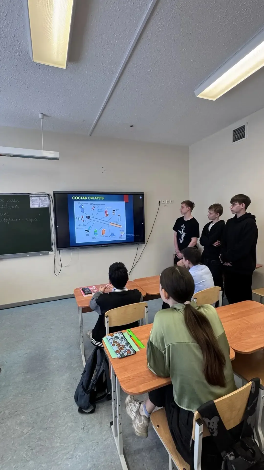 Профилактика вейпинга: ⚠️беседа старшеклассников с младшими учениками  Учащиеся 8 «З» и 8 «Д» классо