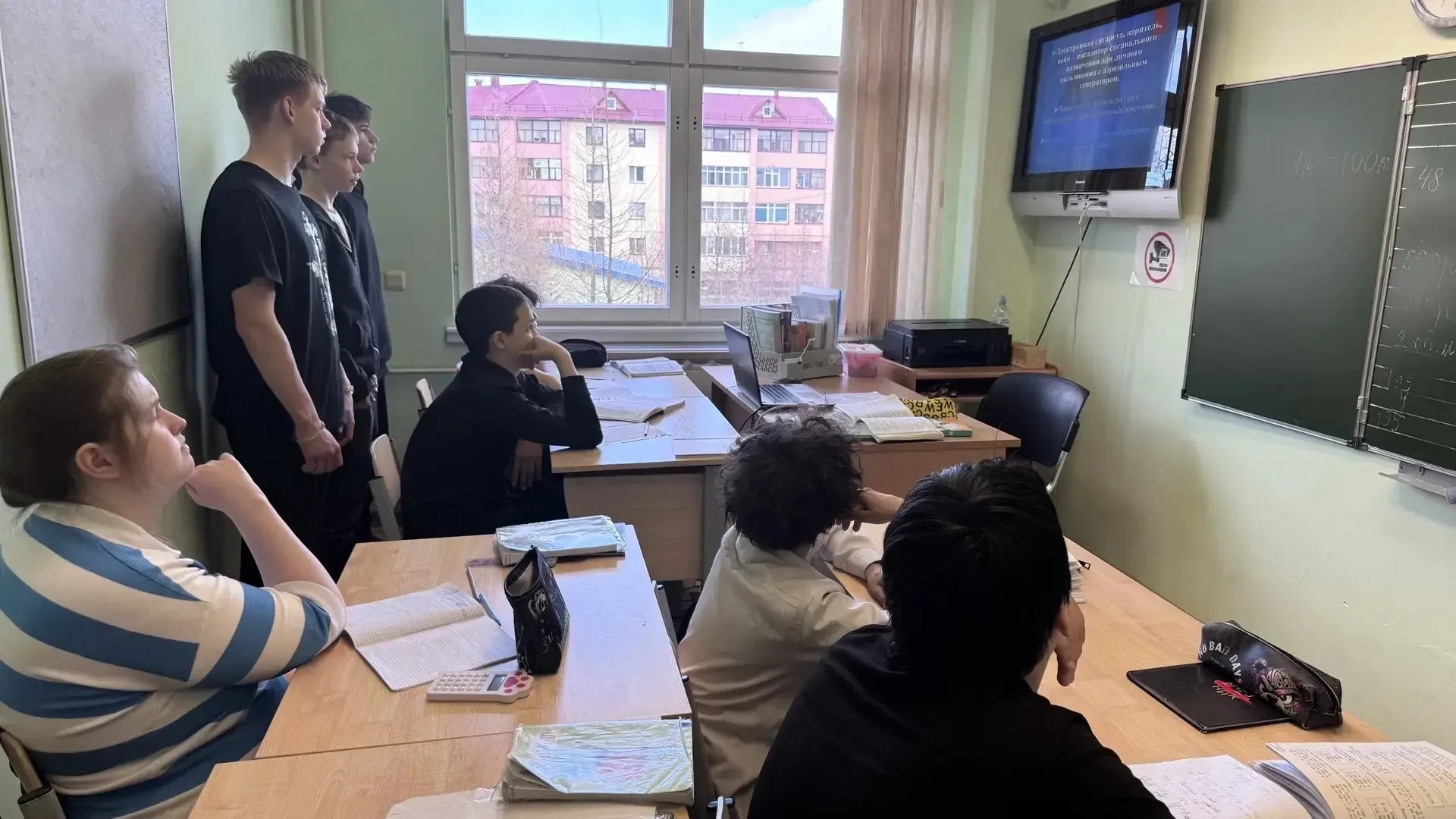 Профилактика вейпинга: ⚠️беседа старшеклассников с младшими учениками  Учащиеся 8 «З» и 8 «Д» классо