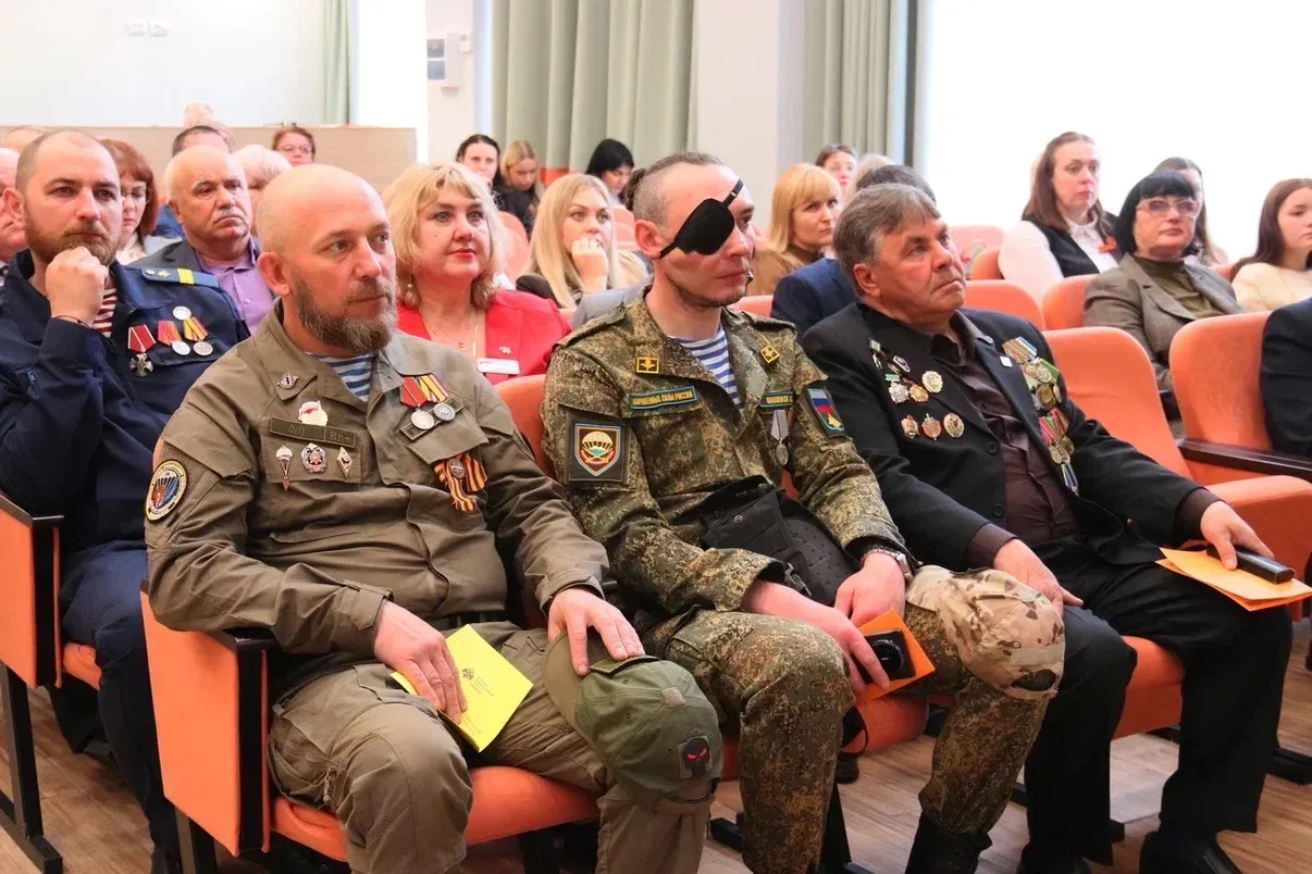 Фестиваль продолжился на базе школы №8. Уже на первом этаже школы внимание гостей привлёк стенд, пос