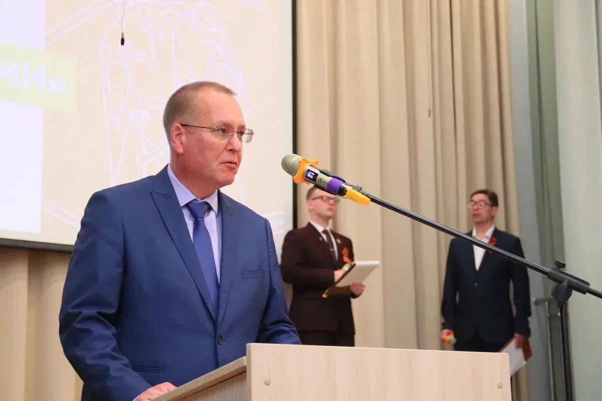 Фестиваль продолжился на базе школы №8. Уже на первом этаже школы внимание гостей привлёк стенд, пос