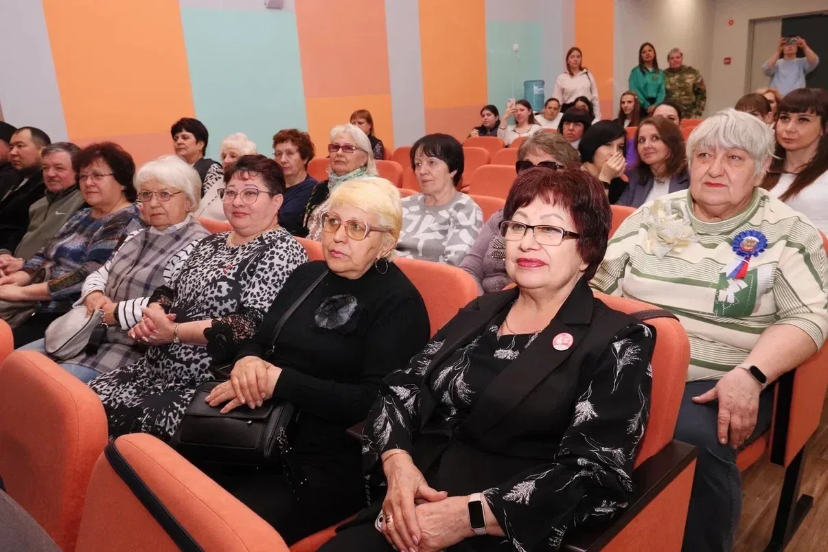 Фестиваль продолжился на базе школы №8. Уже на первом этаже школы внимание гостей привлёк стенд, пос
