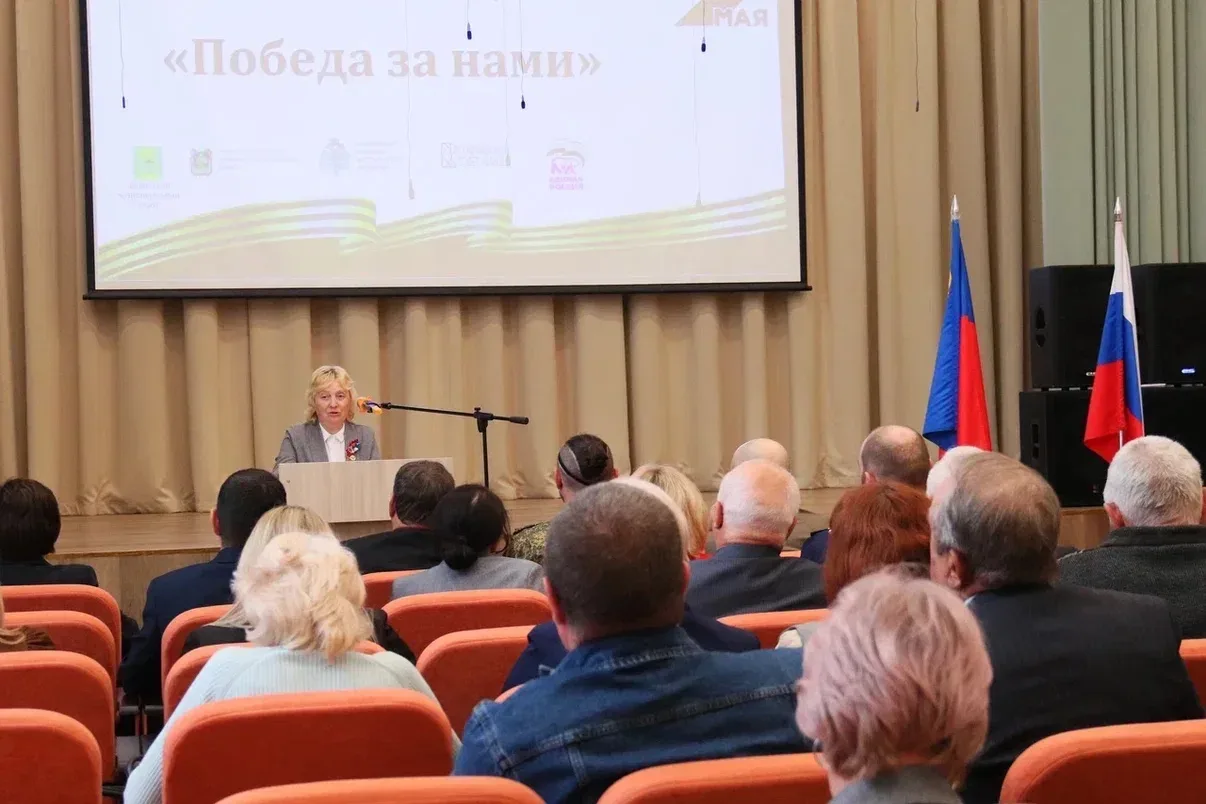 Фестиваль продолжился на базе школы №8. Уже на первом этаже школы внимание гостей привлёк стенд, пос