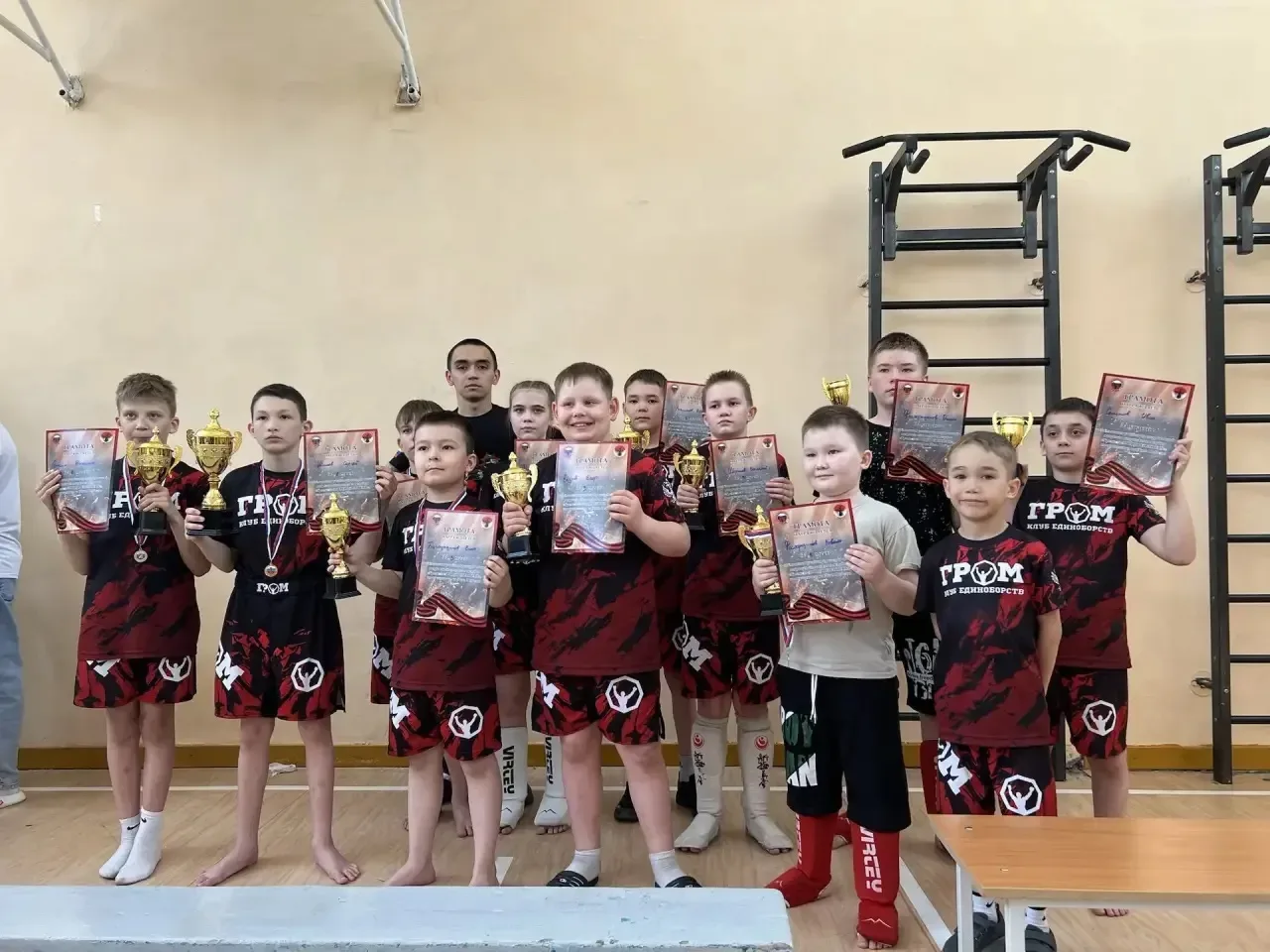 🏆 Спортсмены нашей школы завоевали кубки чемпионов!  16 мая наши ребята приняли участие в совместной