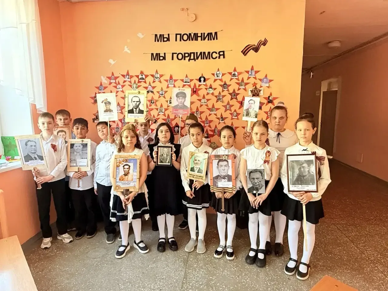 Ученики начальной школы с особым трепетом и уважением подготовили Стену памяти, посвящённую Дню Побе