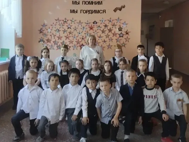 Ученики начальной школы с особым трепетом и уважением подготовили Стену памяти, посвящённую Дню Побе