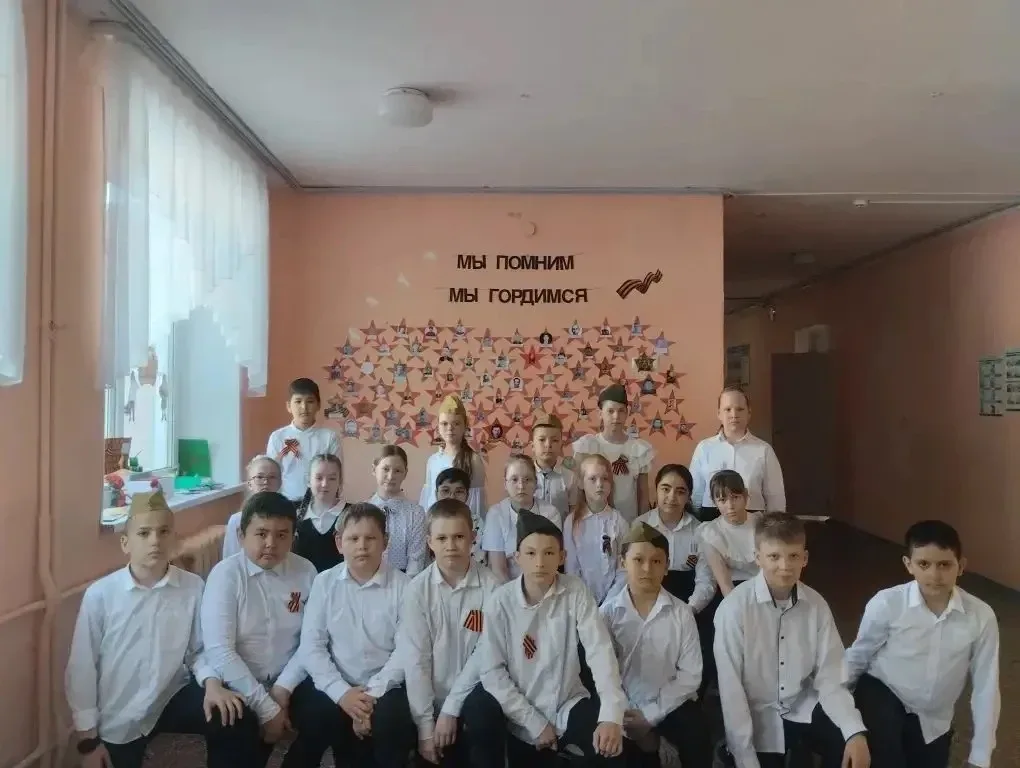 Ученики начальной школы с особым трепетом и уважением подготовили Стену памяти, посвящённую Дню Побе