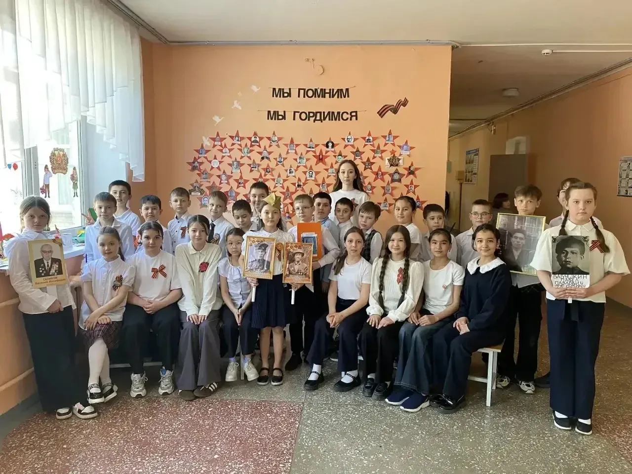 Ученики начальной школы с особым трепетом и уважением подготовили Стену памяти, посвящённую Дню Побе