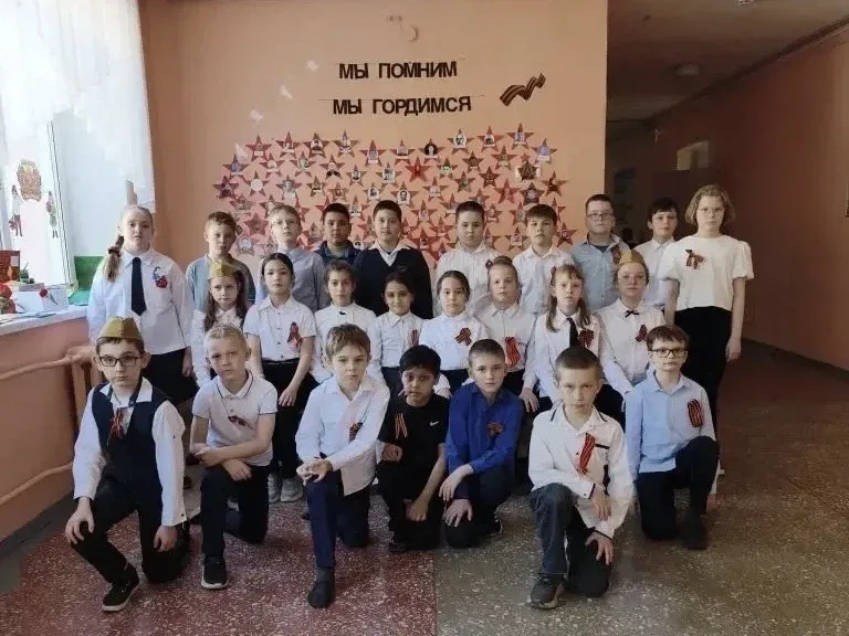 Ученики начальной школы с особым трепетом и уважением подготовили Стену памяти, посвящённую Дню Побе