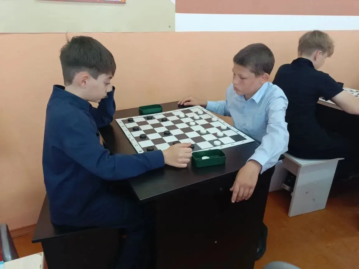 ♟ В дамки! В Старовеличковской прошел школьный турнир по шашкам  В образовательном центре «Точка рос