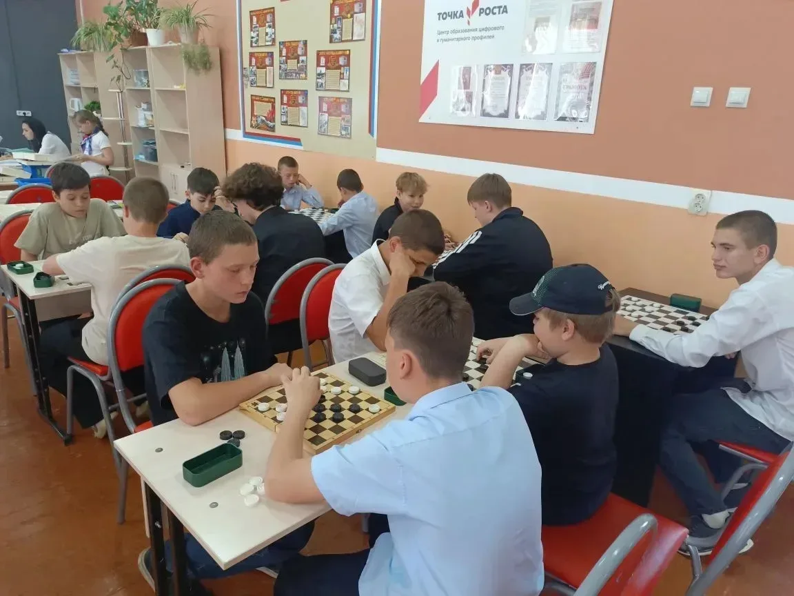 ♟ В дамки! В Старовеличковской прошел школьный турнир по шашкам  В образовательном центре «Точка рос